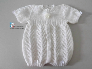 combinaison blanc lait ou rose calinou  fait-main tricot bebe modele layette bb