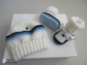 Bonnet et chaussons bleus et blancs tricotés main  tricot bebe modele layette bb