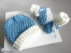 bonnet et chaussons bleux et blancs tricotés main tricot bebe modele layette bb