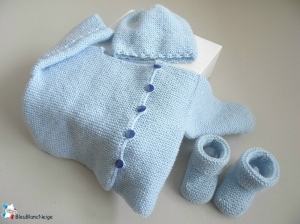 brassiere bonnet et chaussons  bleus tricotes main tricot bebe modele layette bb