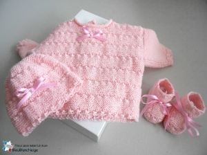 brassiere bonnet et chaussons roses tricotes main tricot bebe modele layette bb