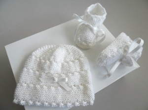 bonnet et chaussons blancs ou roses  fait-main tricot bebe modele layette bb