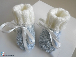 chaussons bleu et blanc lait calinou  fait-main tricot bebe modele layette bb