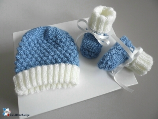 bonnet et chaussons bleu clair et blanc lait calinou  fait-main tricot bebe modele layette bb