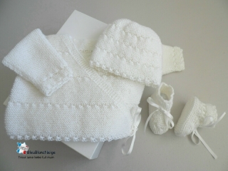 brassiere croisee, bonnet et chaussons blanc lait calinou  fait-main tricot bebe modele layette bb
