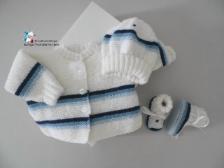 brassiere bleu et blanc, bonnet et chaussons calinou  fait-main tricot bebe modele layette bb