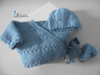 brassiere croisee, bonnet et chaussons bleu clair calinou  fait-main tricot bebe modele layette bb